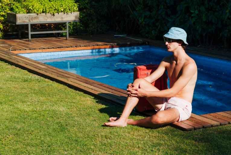 7 Signs Your Swimming Pool Needs Professional Care Right Away